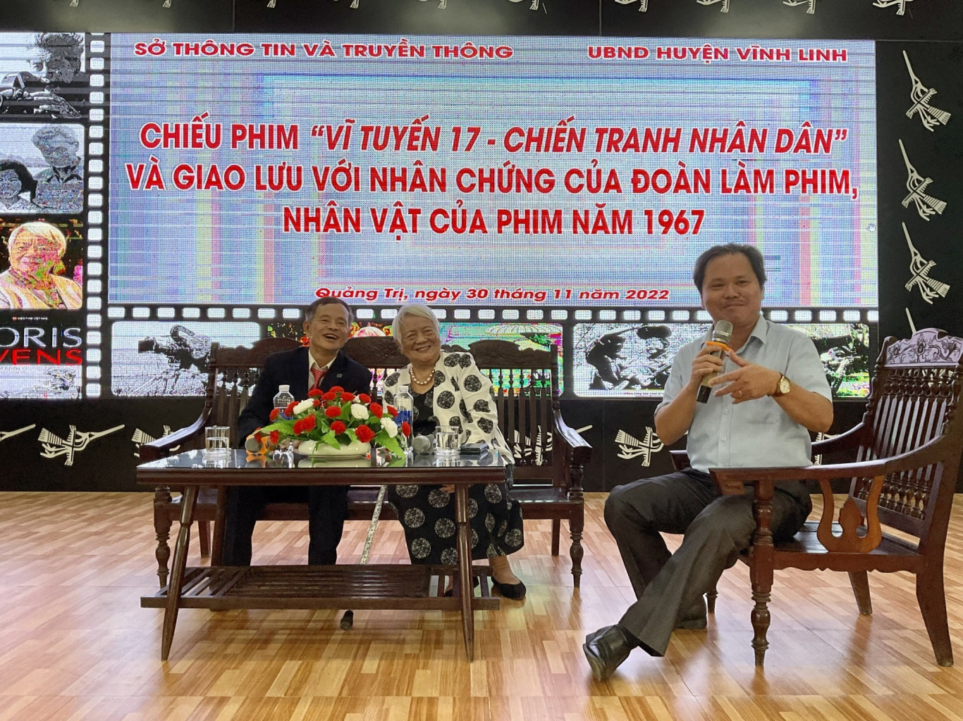 Từ tr&aacute;i sang: Thầy gi&aacute;o Phạm C&ocirc;ng Đức, đạo diễn Xu&acirc;n Phượng v&agrave; nh&agrave; b&aacute;o Nguyễn Ho&agrave;n trong buổi chiếu phim &ldquo;Vĩ tuyến 17 - Chiến tranh nh&acirc;n d&acirc;n&rdquo; tại Quảng Trị năm 2022 - Ảnh: H.C.D